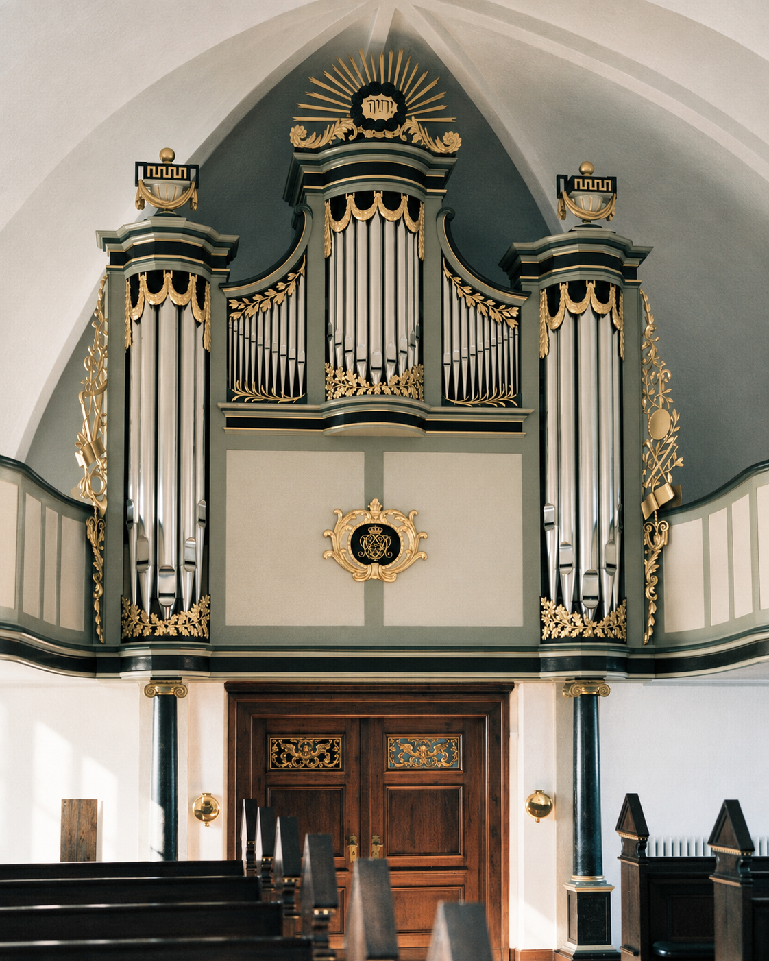 Orglet i Vilstrup Kirke med forgyldte detaljer